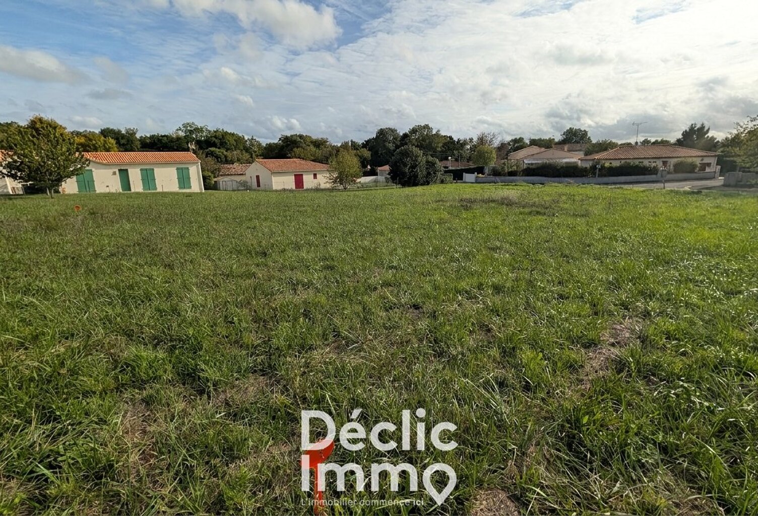 Terrain constructible 750m² Linars centre — photo 1