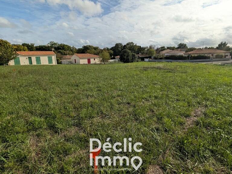 Terrain constructible 750m² Linars centre — photo 1
