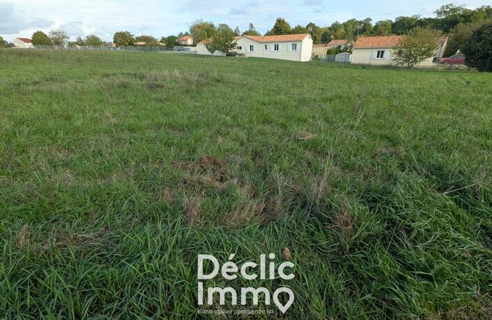 Terrain constructible 750m² Linars centre — photo 2