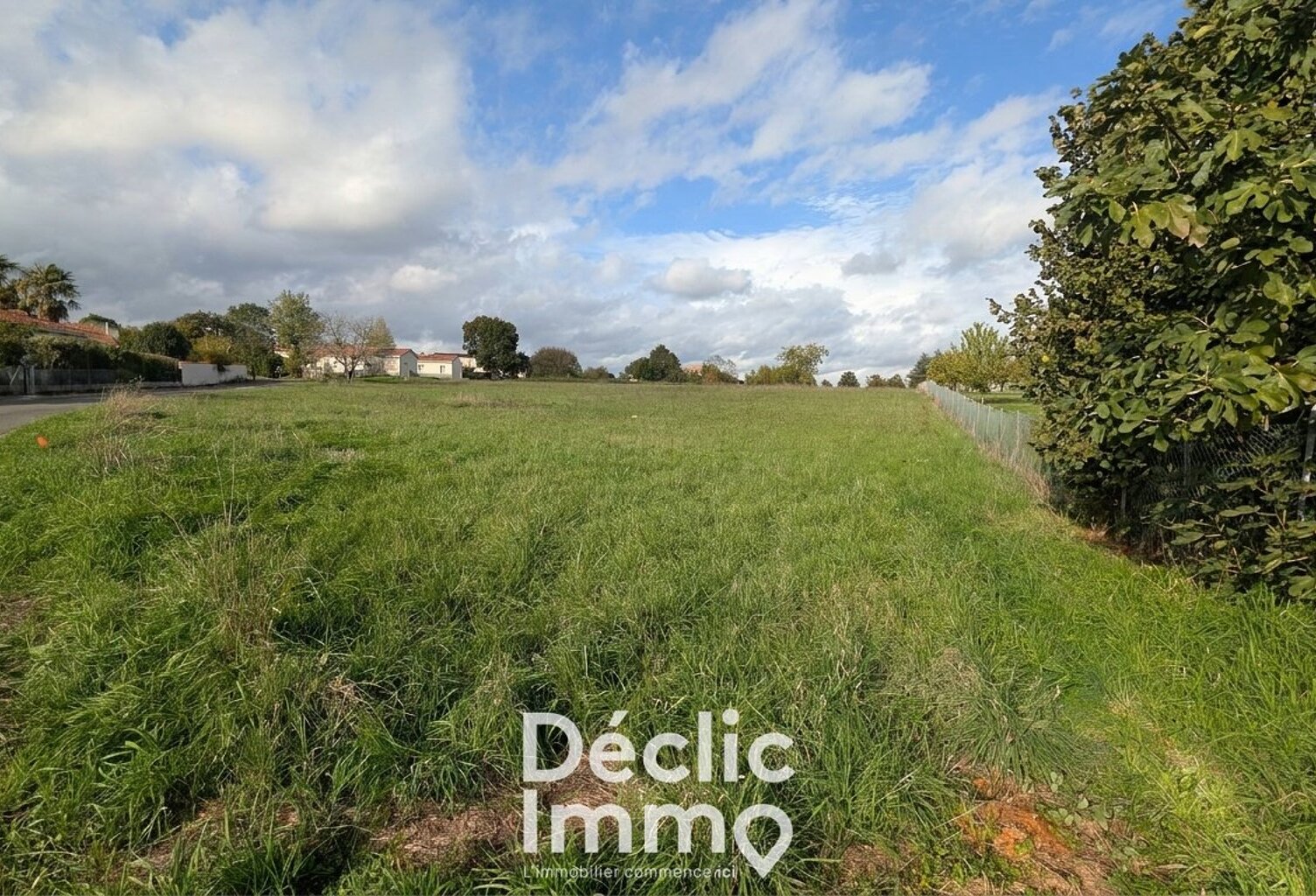 Terrain constructible 700m² Linars — photo 1
