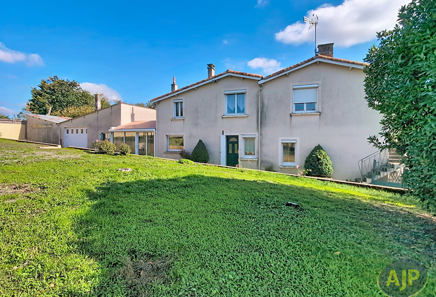 Charmante maison ancienne au calme de 125 m² avec jardin et garages ! — photo 1