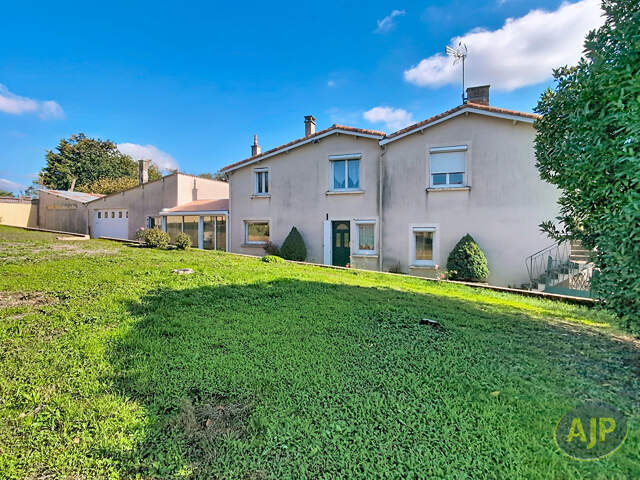 Charmante maison ancienne au calme de 125 m² avec jardin et garages ! — photo du bien