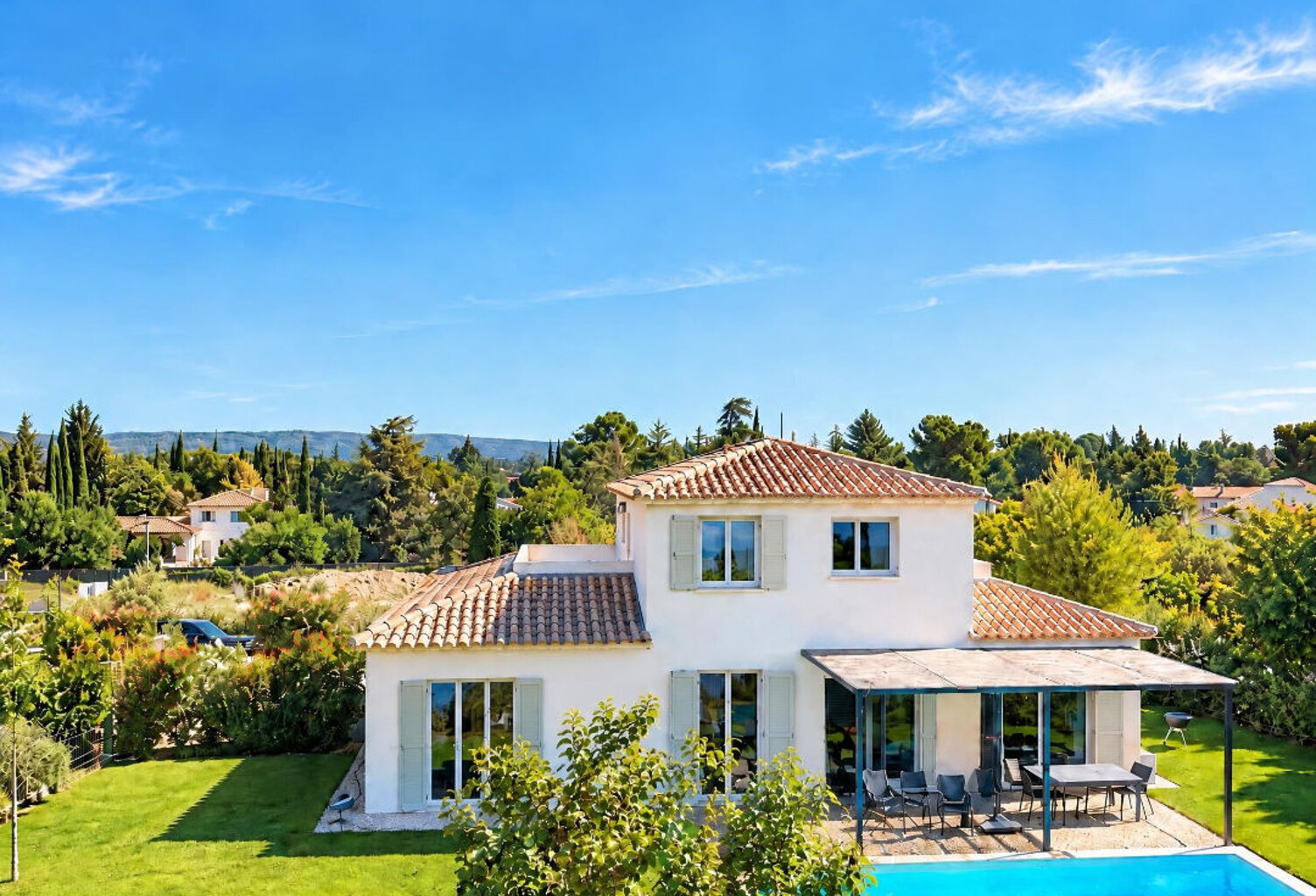 CRUYES  PISCINE 175M² AIX NORD — photo 1