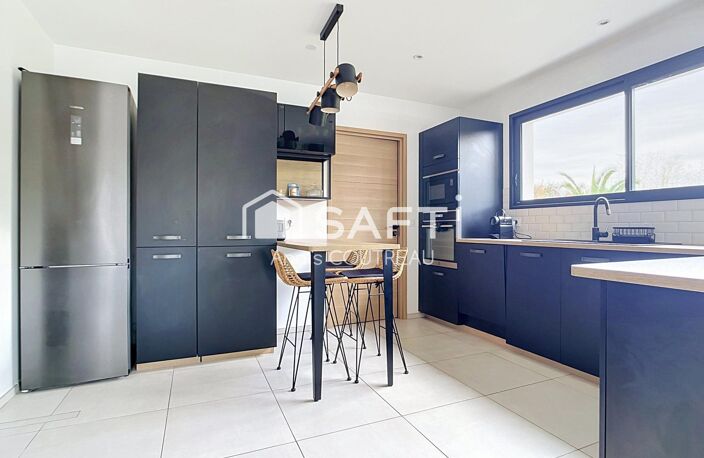 MAISON CONTEMPORAINE RÉCENTE DANS ENVIRONNEMENT CALME AVEC PISCINE — photo 2