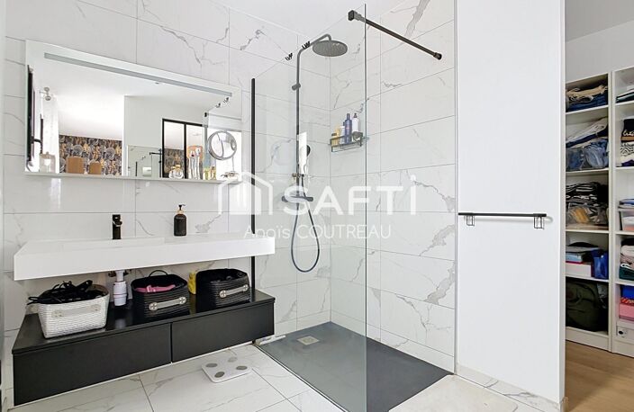 MAISON CONTEMPORAINE RÉCENTE DANS ENVIRONNEMENT CALME AVEC PISCINE — photo 4