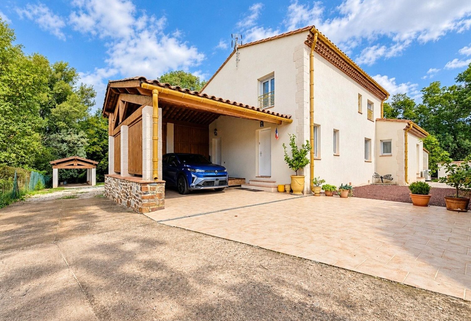Une superbe villa contemporaine de 170 m² avec accès privé à la rivière, sur 2 288 m² de terrain. — photo 1
