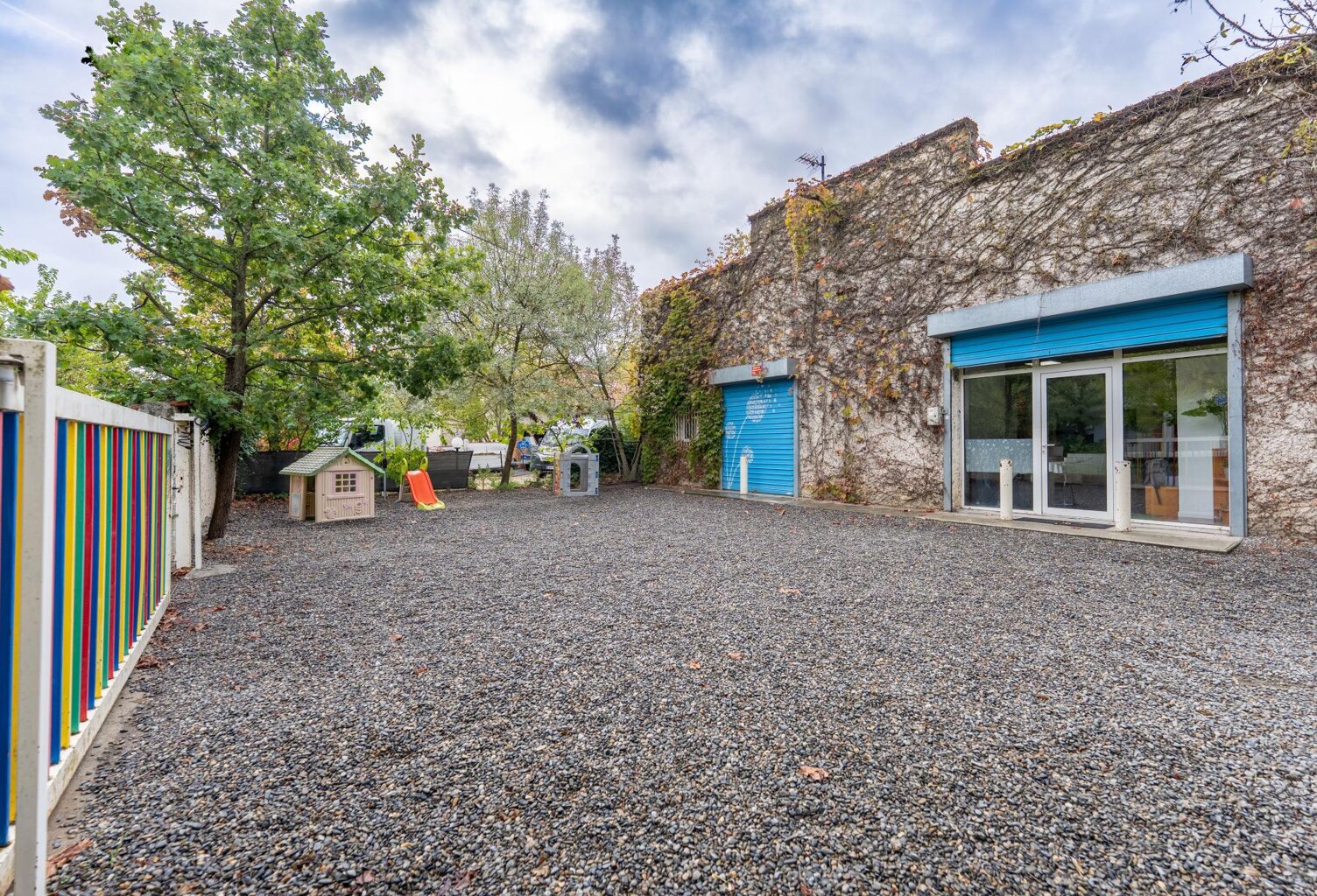 Bâtiment professionnel indépendant 481 m² avec cour et sous-sol — photo 1
