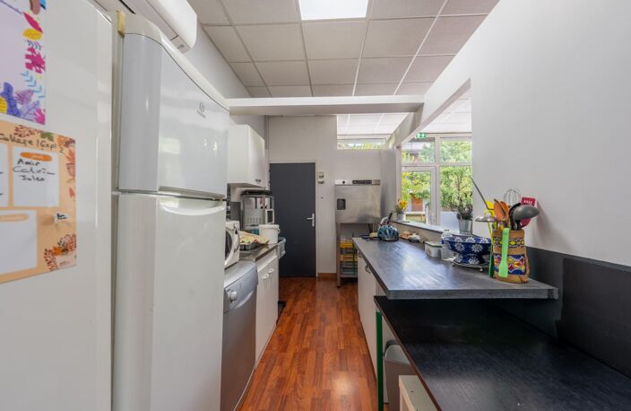Bâtiment professionnel indépendant 481 m² avec cour et sous-sol — photo 3