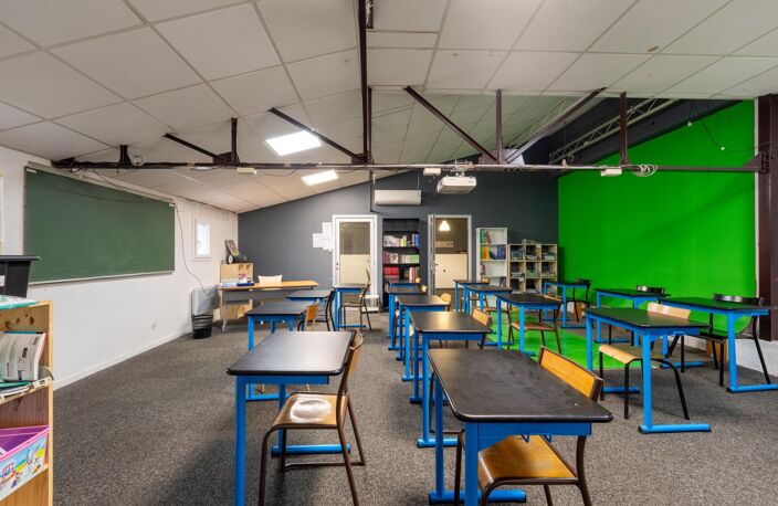 Bâtiment professionnel indépendant 481 m² avec cour et sous-sol — photo 4