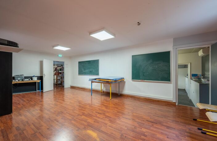 Bâtiment professionnel indépendant 481 m² avec cour et sous-sol — photo 5