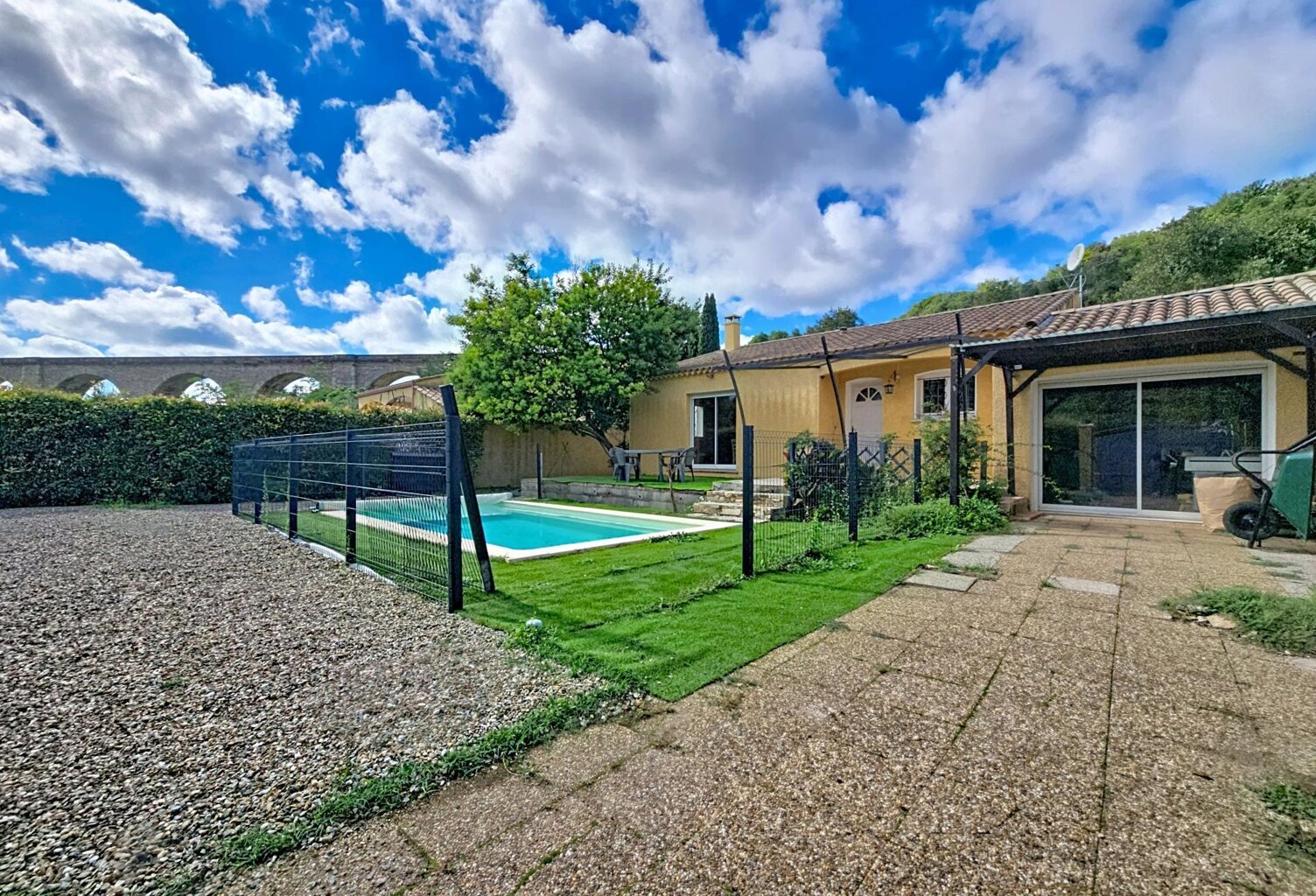 Une agréable villa de plain-pied avec piscine, garage et jardin dans un quartier calme de Bédarieux. — photo 1