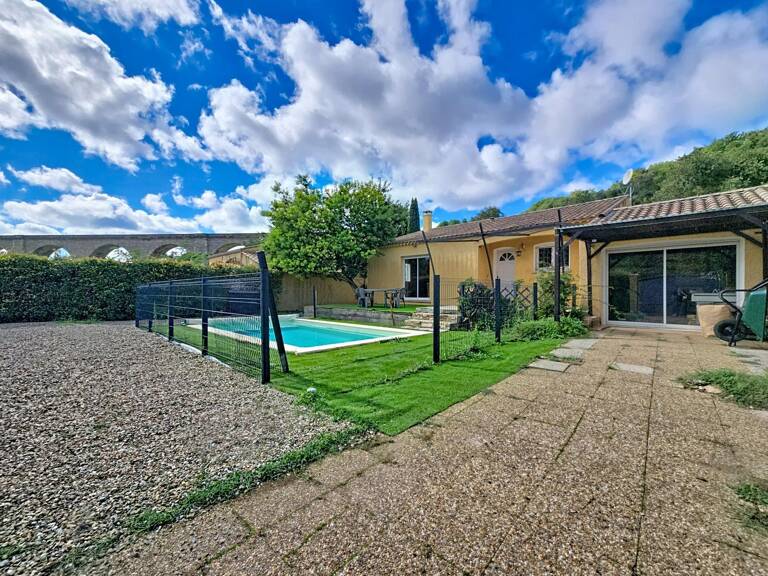 Une agréable villa de plain-pied avec piscine, garage et jardin dans un quartier calme de Bédarieux. — photo 1