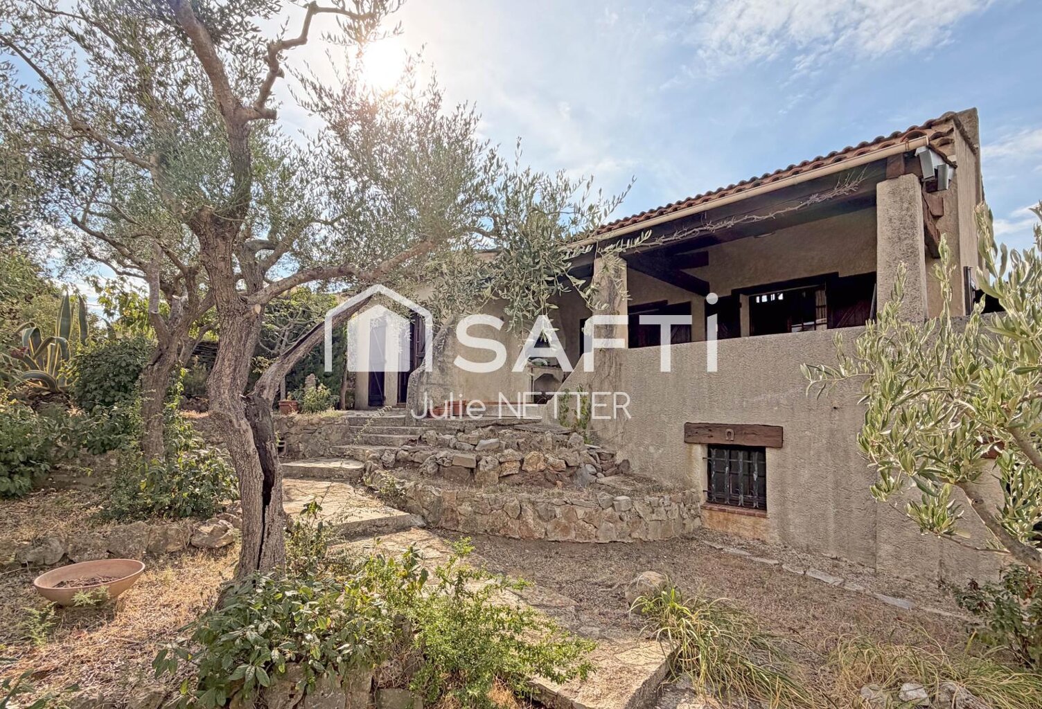 Maison à rénover avec beau potentiel, garage et grand sous-sol — photo 1