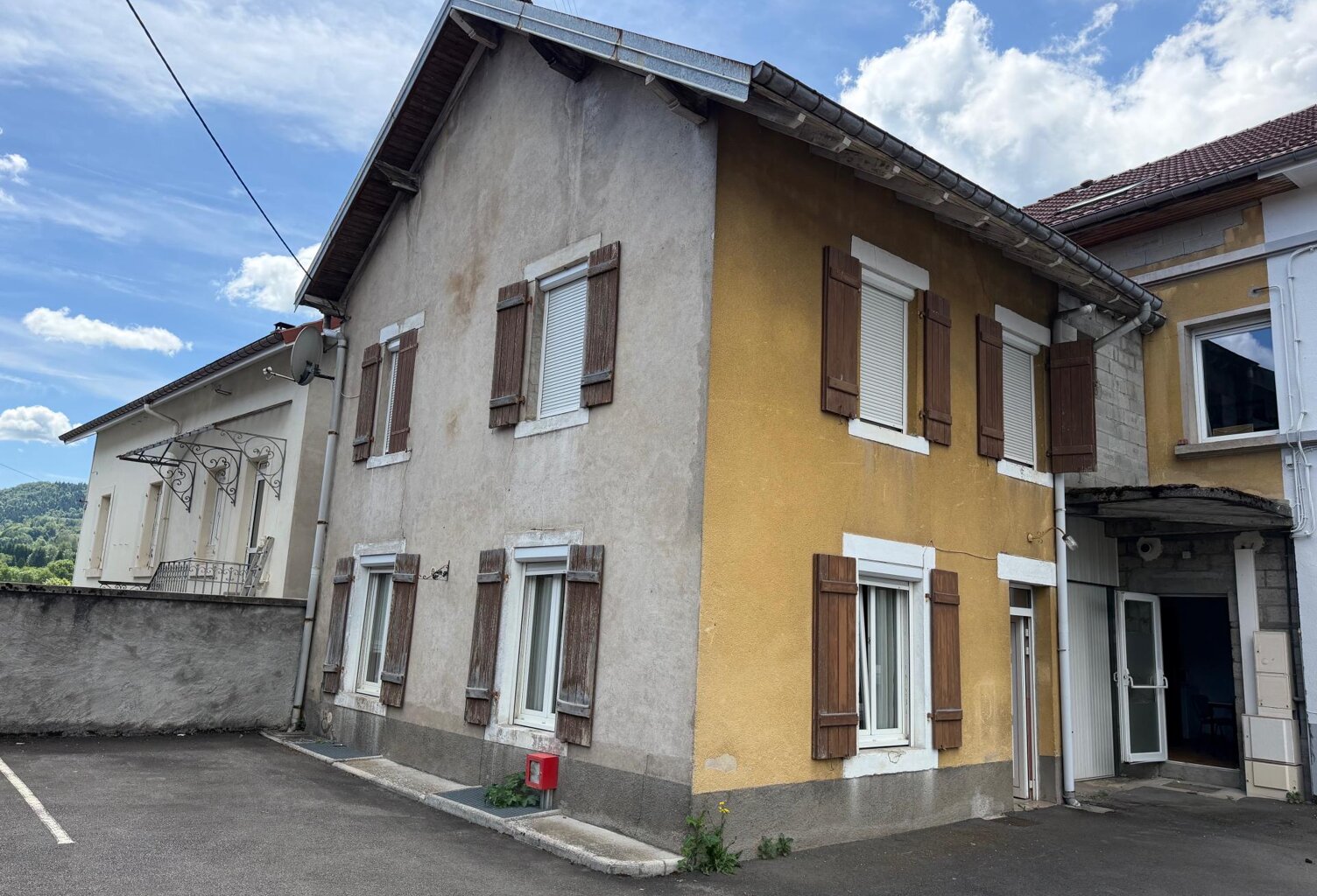 Maison de ville  avec garage et stationnement à conforter. — photo 1