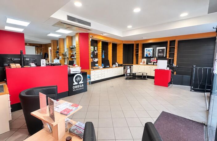 Pont-de-Chéruy Centre, local commercial 100 m² — photo 2