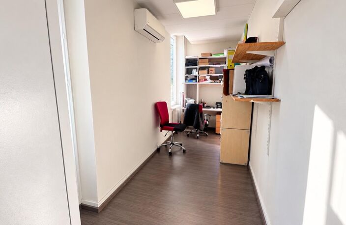 Pont-de-Chéruy Centre, local commercial 100 m² — photo 4