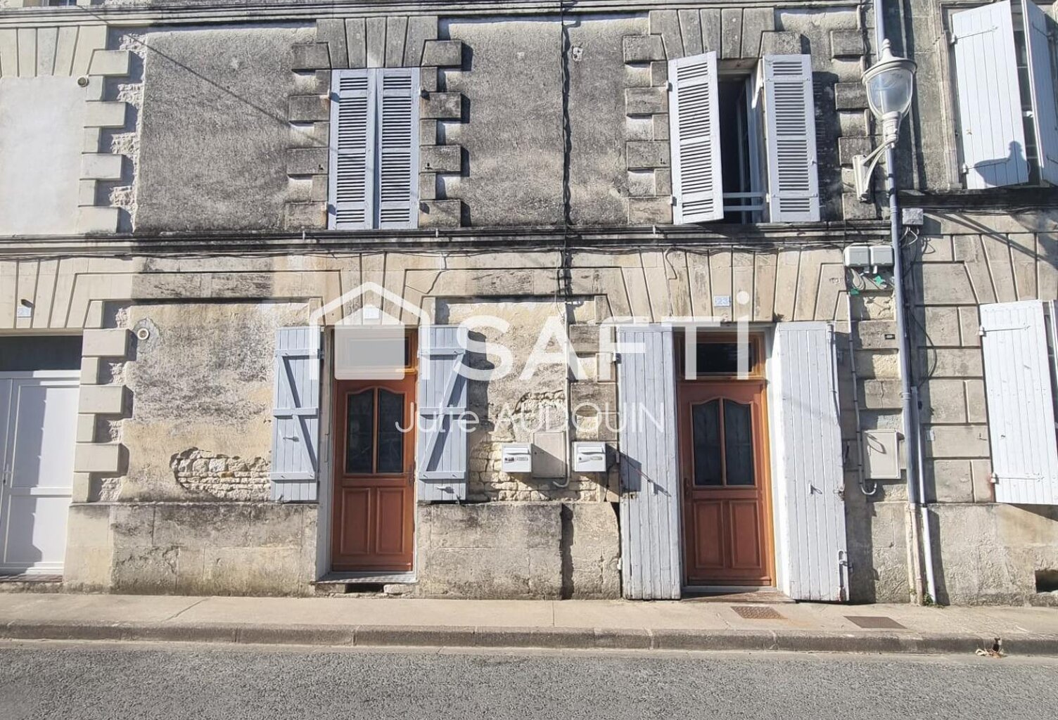 Centre-ville de Matha  2 logements + Grand Dépôt — photo 1