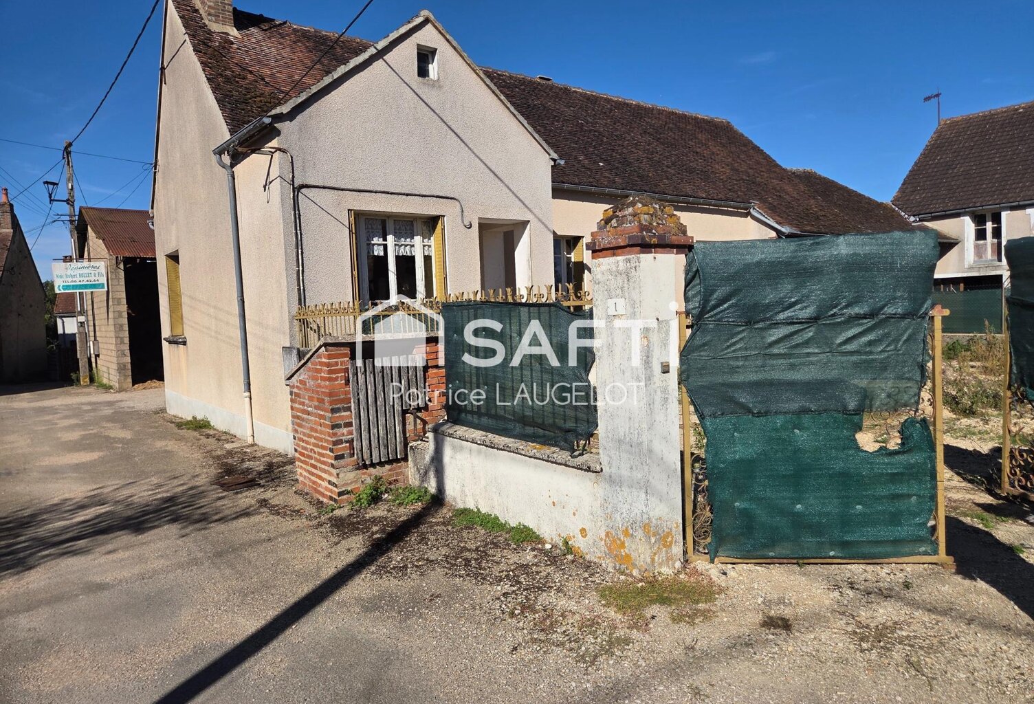 Maison 2 chambres avec garage et beau potentiel — photo 1