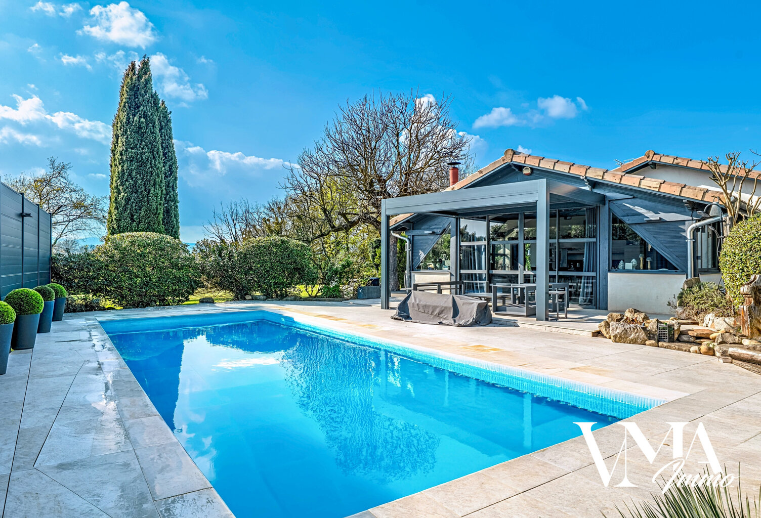 Villa de plain pied , 5 chambres et piscine. — photo 1