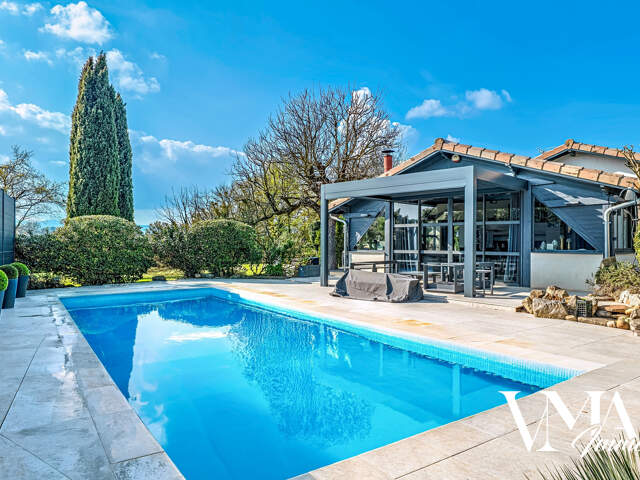 Villa de plain pied , 5 chambres et piscine. — photo du bien