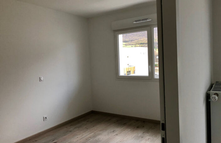 VARCES 2 pièces avec terrasse — photo 4