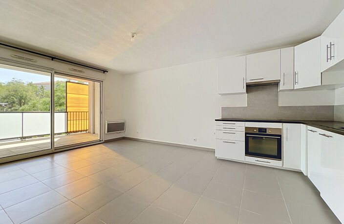 APPARTEMENT T3 CHATEAU GOMBERT - AVEC TERRASSE PLEIN SUD ET BOX FERMÉ — photo 2