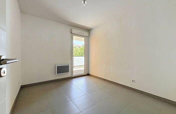 APPARTEMENT T3 CHATEAU GOMBERT - AVEC TERRASSE PLEIN SUD ET BOX FERMÉ — photo 4
