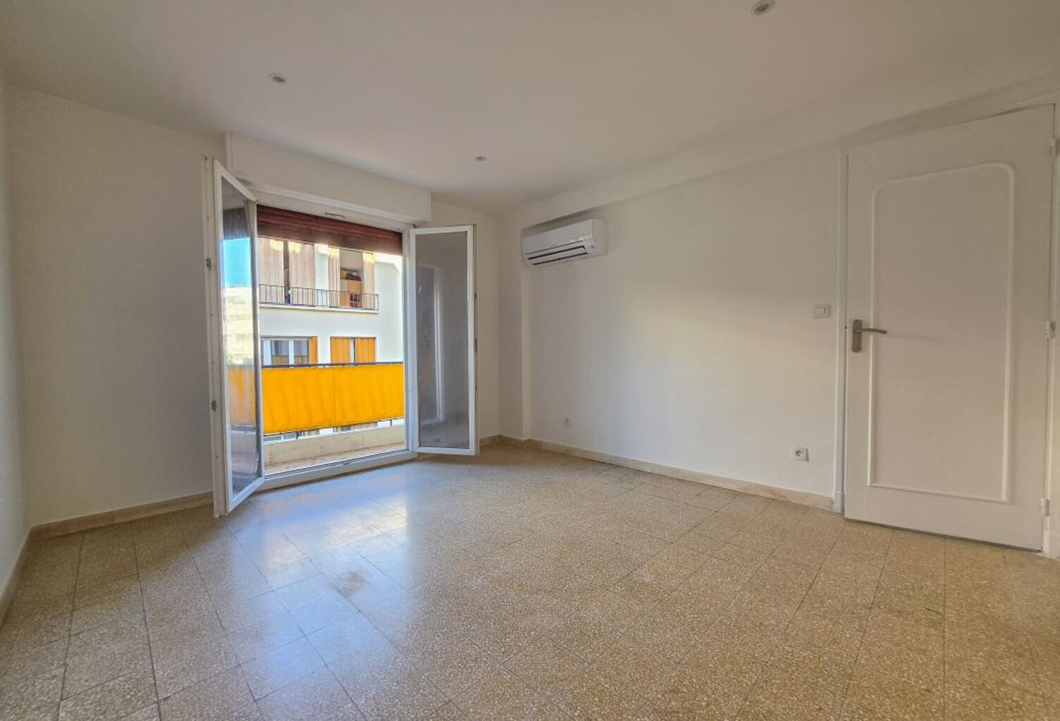 À LOUER – 2 PIÈCES RÉNOVÉ AVEC TERRASSE – À 600M DE LA GARE — photo 1