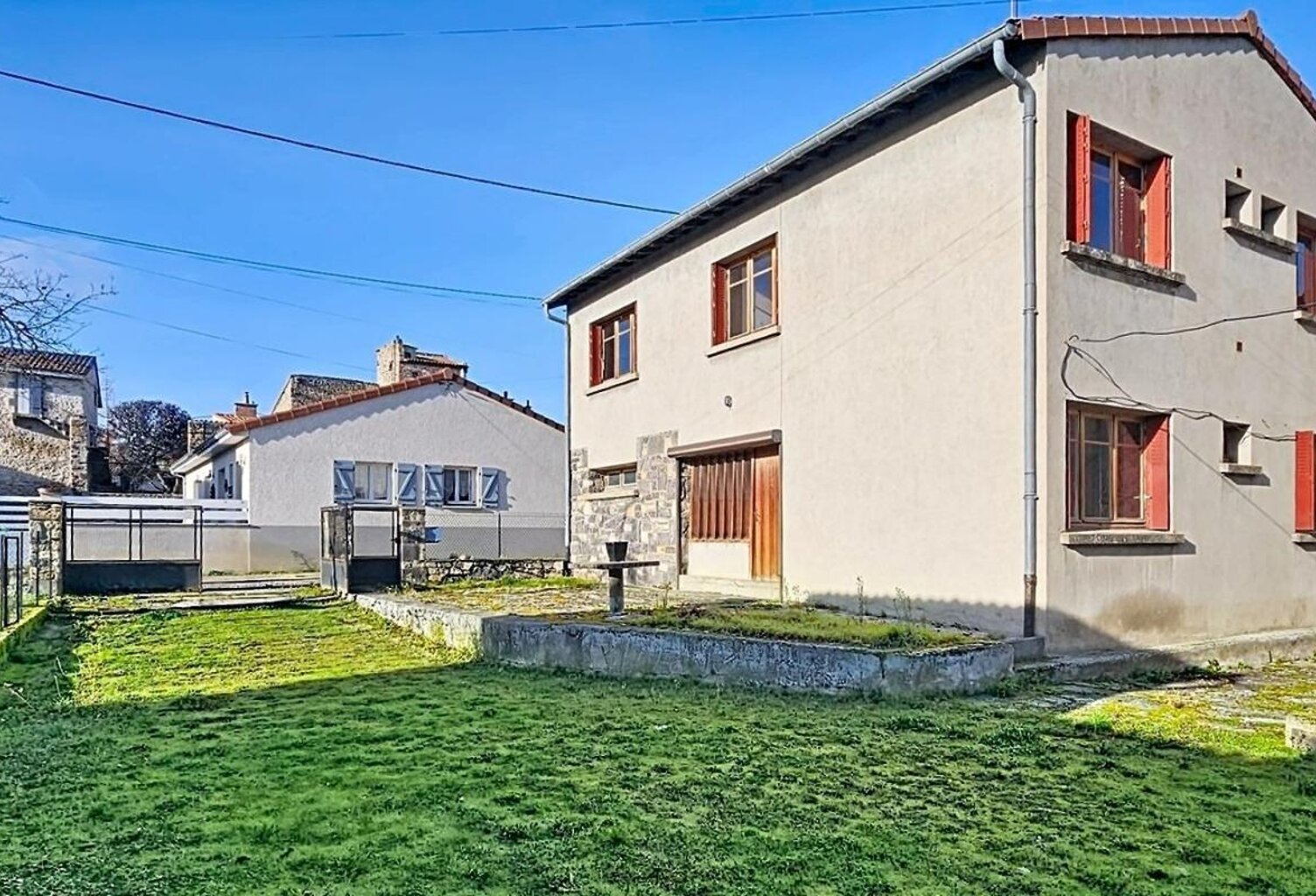 YSSAC-LA-TOURETTE (63200) – Maison familiale de 5 chambres avec jardin, cour et nombreuses dépendances — photo 1