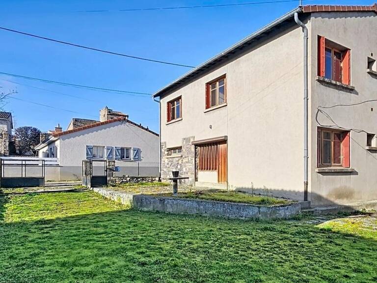 YSSAC-LA-TOURETTE (63200) – Maison familiale de 5 chambres avec jardin, cour et nombreuses dépendances — photo 1