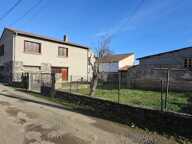 YSSAC-LA-TOURETTE (63200) – Maison familiale de 5 chambres avec jardin, cour et nombreuses dépendances — photo 2