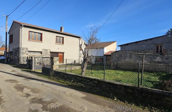 YSSAC-LA-TOURETTE (63200) – Maison familiale de 5 chambres avec jardin, cour et nombreuses dépendances — photo 2