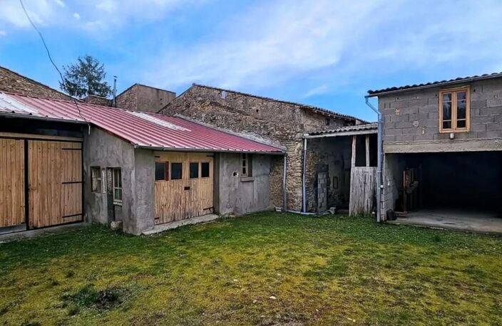 YSSAC-LA-TOURETTE (63200) – Maison familiale de 5 chambres avec jardin, cour et nombreuses dépendances — photo 3