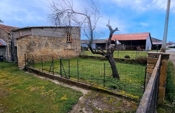 YSSAC-LA-TOURETTE (63200) – Maison familiale de 5 chambres avec jardin, cour et nombreuses dépendances — photo 4
