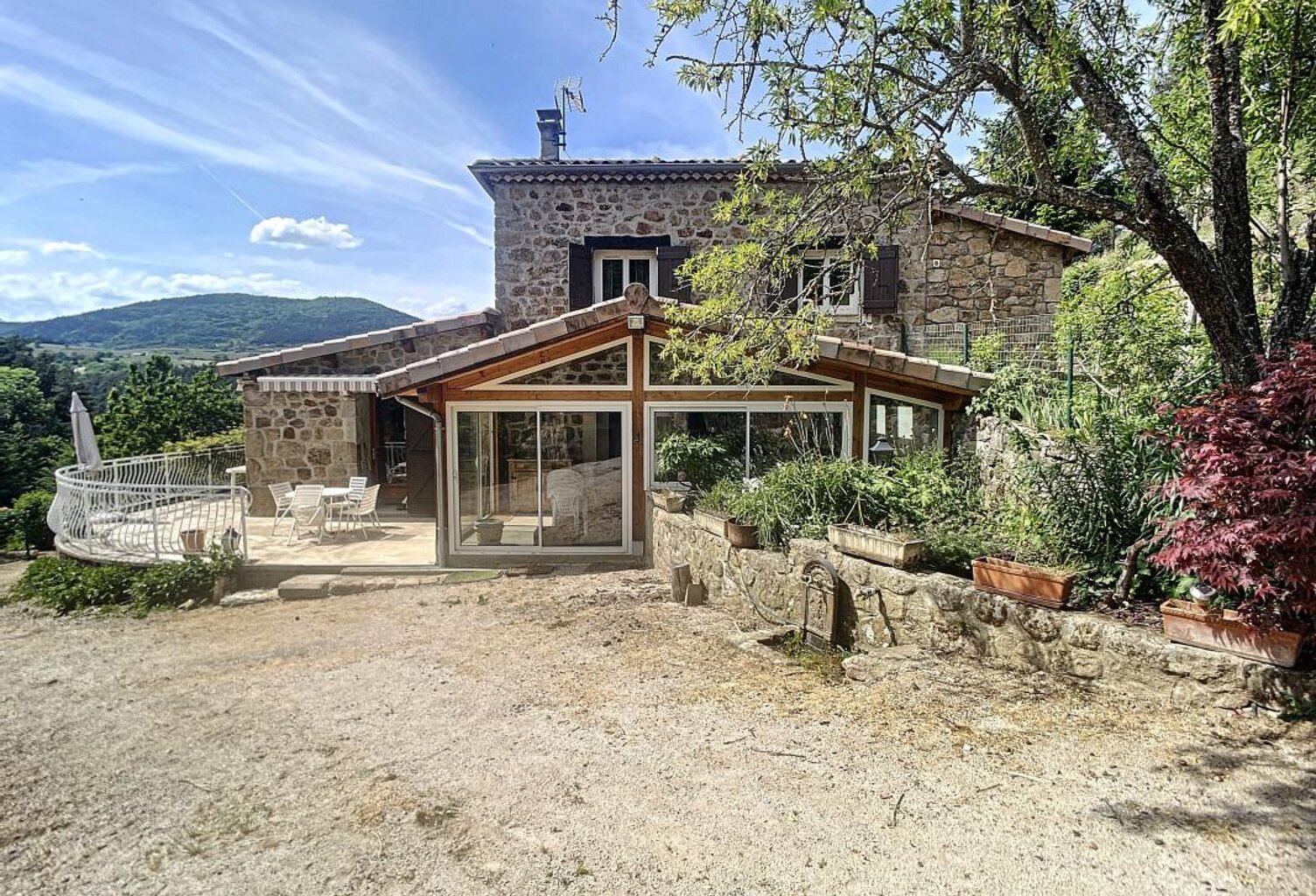 Maison en pierre D'env.102 m², véranda, 3 chbrs, dépendances — photo 1