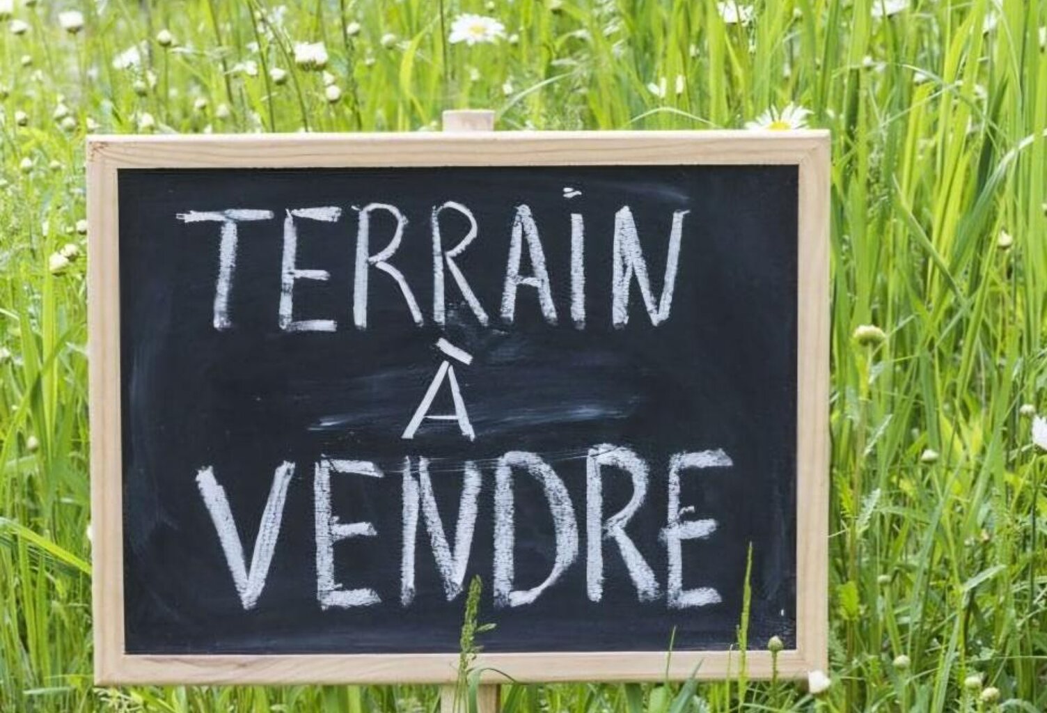 PARCELLE DE TERRAIN A BATIR VIABILISEE DE 850 M2 — photo 1