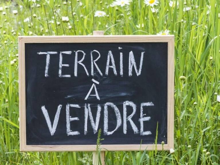 PARCELLE DE TERRAIN A BATIR VIABILISEE DE 850 M2 — photo 1