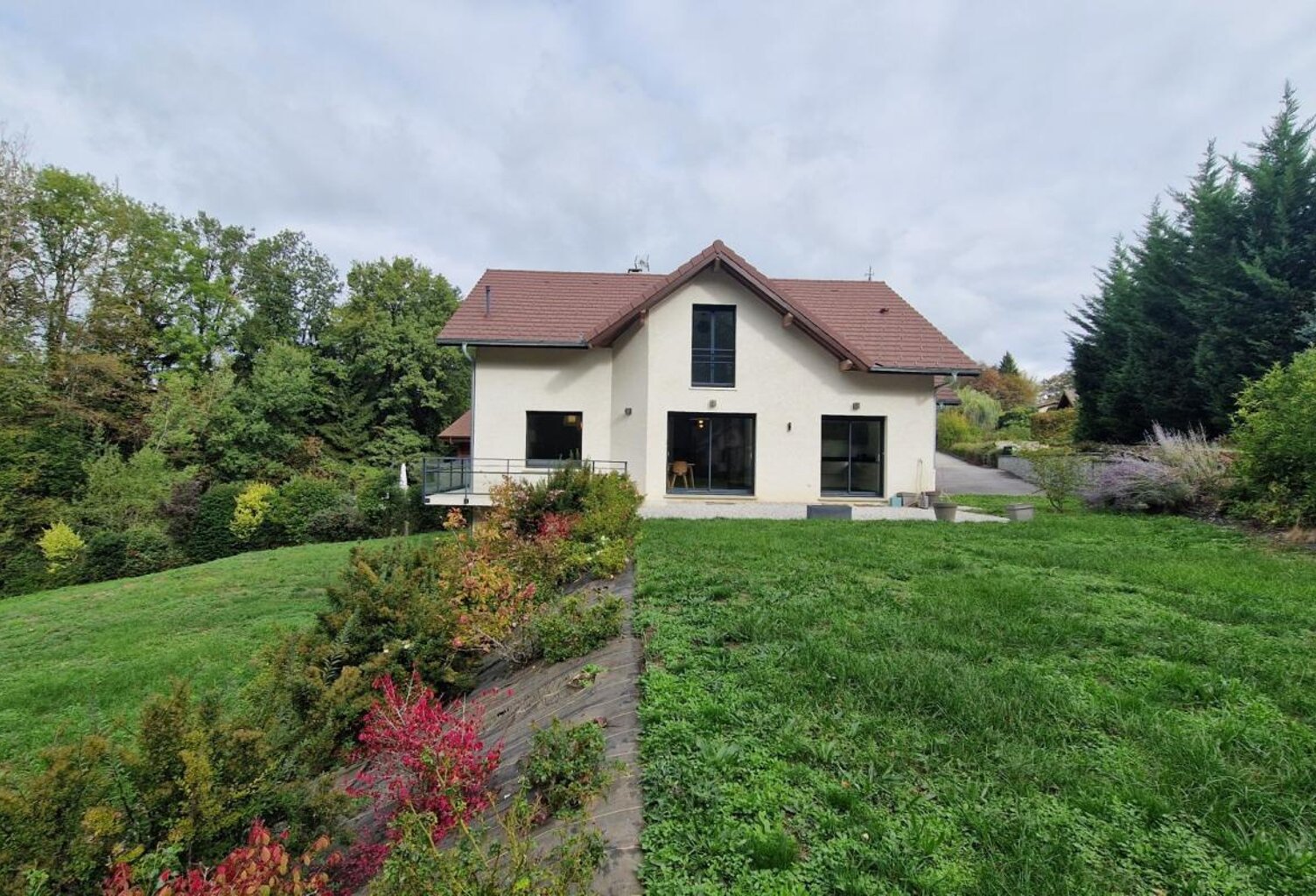 🏡 À LOUER – MAISON INDIVIDUELLE MEUBLÉE À SAINT-MARTIN-BELLEVUE (74370) 🌿 — photo 1