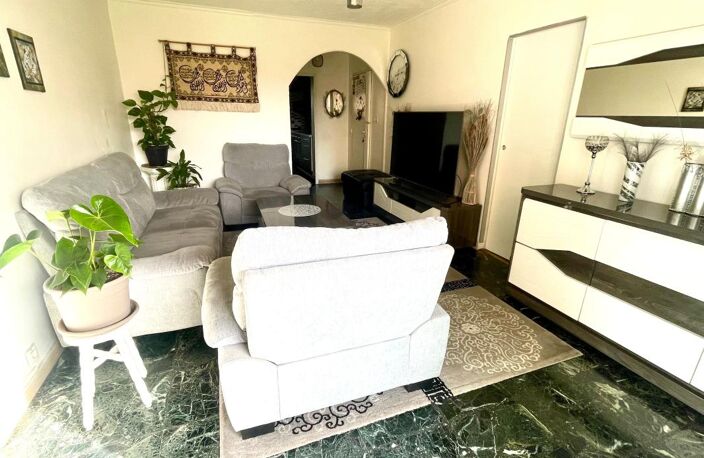 Appartement à vendre T4 de 71 m2 traversant secteur saint tronc 13010 — photo 2