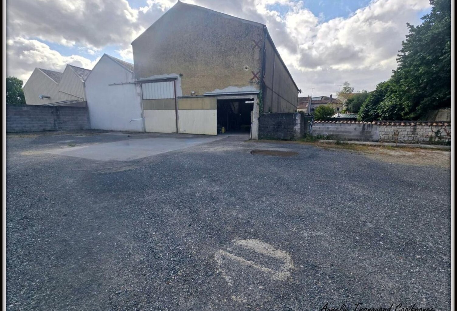 Local/ Atelier + bureau À VENDRE – de 508 m² avec grand terrain clos de 3 737 m² – Emplacement stratégique SAINT JEAN D'ANGELY (17) — photo 1