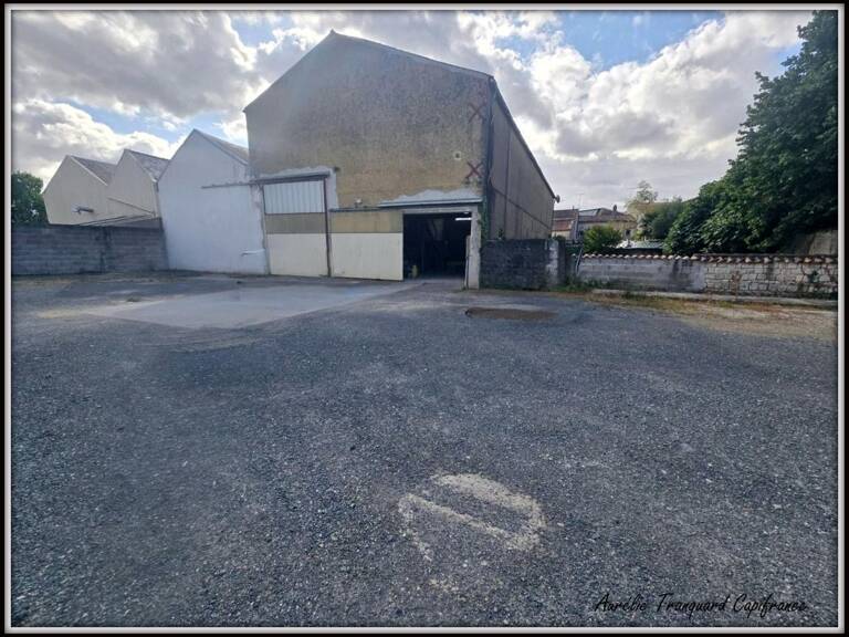 Local/ Atelier + bureau À VENDRE – de 508 m² avec grand terrain clos de 3 737 m² – Emplacement stratégique SAINT JEAN D'ANGELY (17) — photo 1