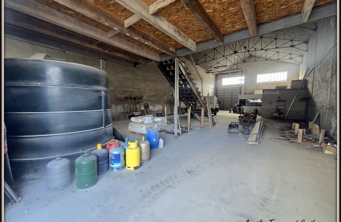 Local/ Atelier + bureau À VENDRE – de 508 m² avec grand terrain clos de 3 737 m² – Emplacement stratégique SAINT JEAN D'ANGELY (17) — photo 2