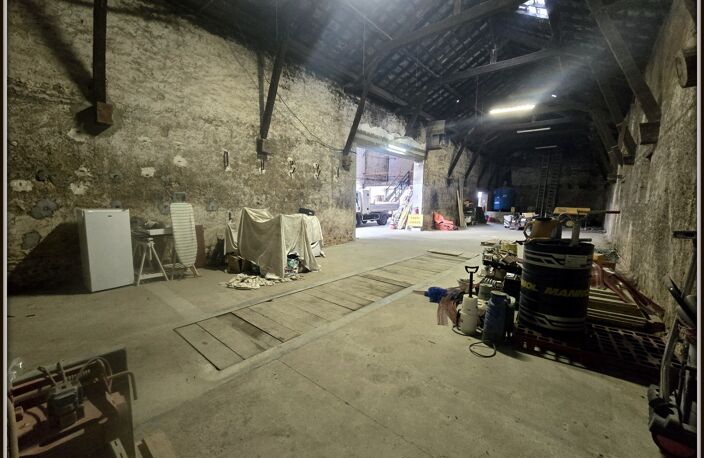 Local/ Atelier + bureau À VENDRE – de 508 m² avec grand terrain clos de 3 737 m² – Emplacement stratégique SAINT JEAN D'ANGELY (17) — photo 4