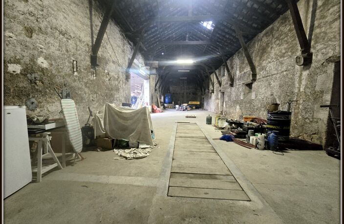 Local/ Atelier + bureau À VENDRE – de 508 m² avec grand terrain clos de 3 737 m² – Emplacement stratégique SAINT JEAN D'ANGELY (17) — photo 5