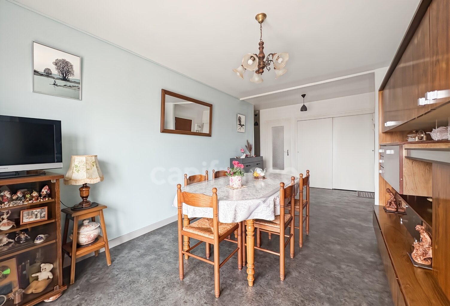 APPARTEMENT VENDU LOUÉ – 2 CHAMBRES, BALCON ET ASCENSEUR – ROANNE CENTRE — photo 1