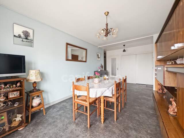 APPARTEMENT VENDU LOUÉ – 2 CHAMBRES, BALCON ET ASCENSEUR – ROANNE CENTRE — photo du bien