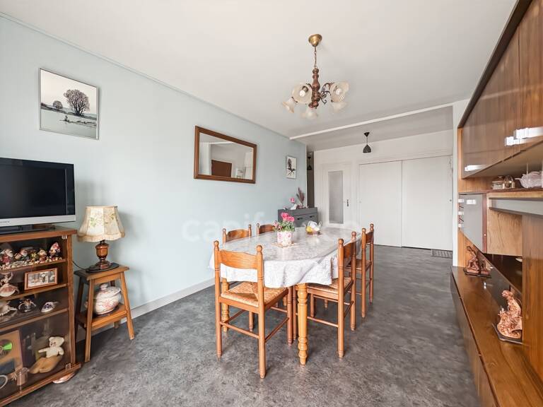 APPARTEMENT VENDU LOUÉ – 2 CHAMBRES, BALCON ET ASCENSEUR – ROANNE CENTRE — photo 1