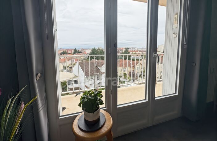 APPARTEMENT VENDU LOUÉ – 2 CHAMBRES, BALCON ET ASCENSEUR – ROANNE CENTRE — photo 2