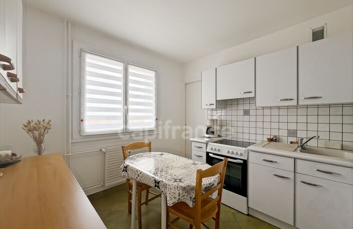 APPARTEMENT VENDU LOUÉ – 2 CHAMBRES, BALCON ET ASCENSEUR – ROANNE CENTRE — photo 3