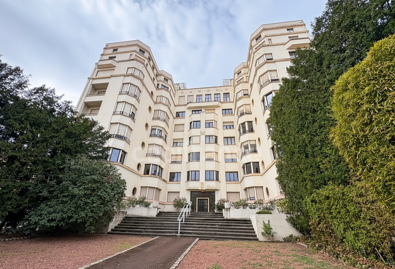 APPARTEMENT DE 133,95 M² AVEC BALCON, CAVE ET GRENIER – CENTRE-VILLE DE ROANNE — photo 1